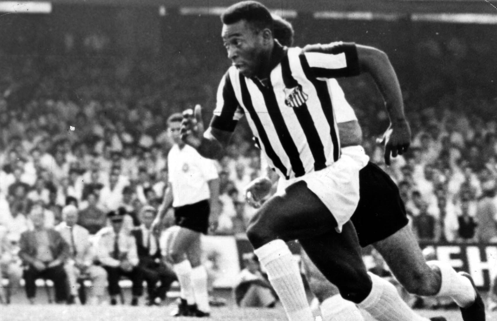 Fica, Pelé!“: relembre as partidas de despedida do Rei do Futebol