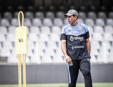 Carille em treino do Santos