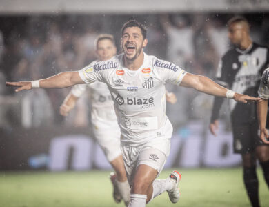 Giuliano com a camisa do Santos