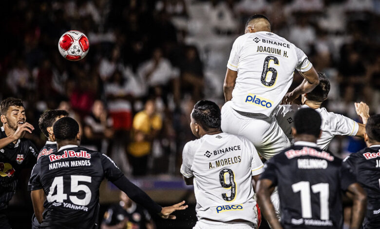 Joaquim em disputa de bola durante Santos x Bragantino