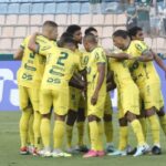 Jogadores do Mirassol reunidos em campo