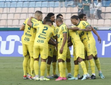 Jogadores do Mirassol reunidos em campo