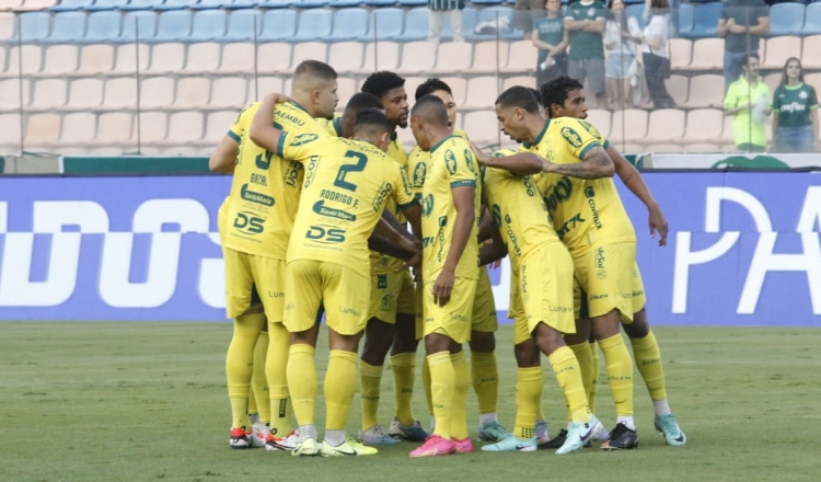 Jogadores do Mirassol reunidos em campo