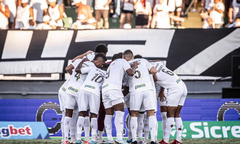 Jogadores do Santos reunidos em campo