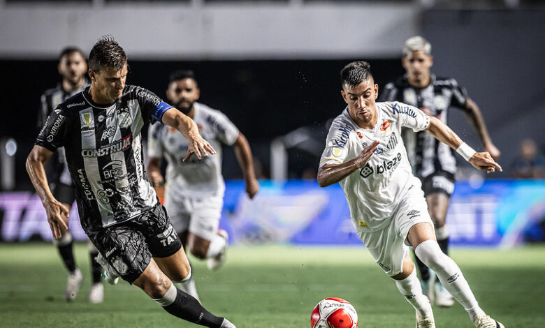 Pedrinho com a bola em Santos contra Inter de Limeira