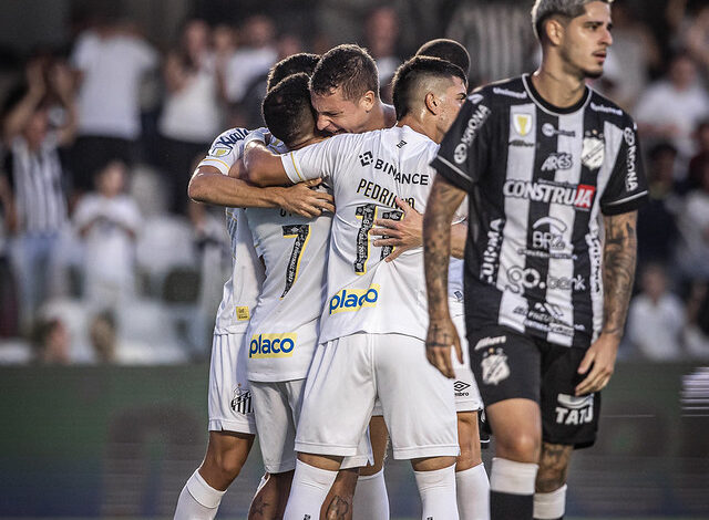 Jogadores do Santos comemoram gol contra a Inter de Limeira